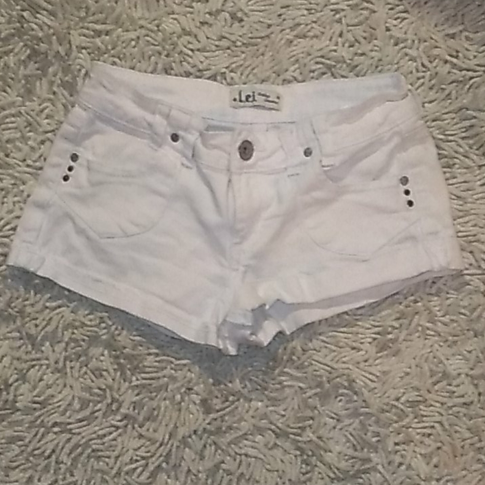 LEI small white shorts size 7